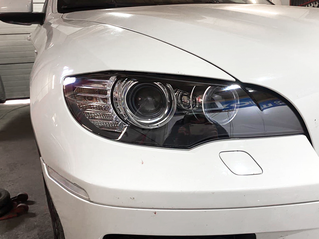 Bi-led лінзи у фарі BMW